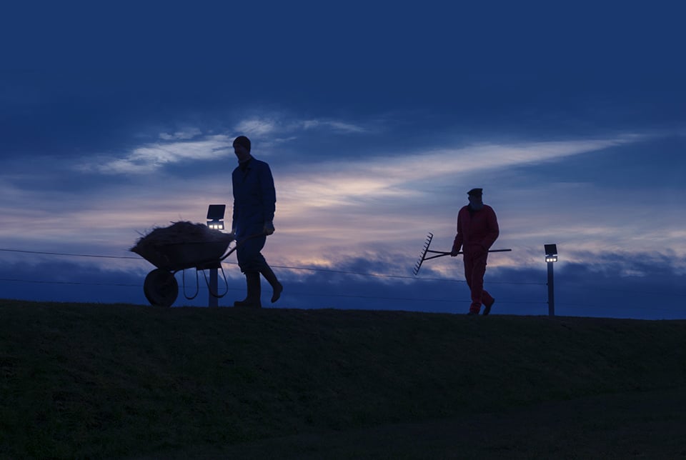 Zwei Bauern im Sonnenuntergang für MissionXSolar eine Storytelling Produkt-kampagne für Steinel