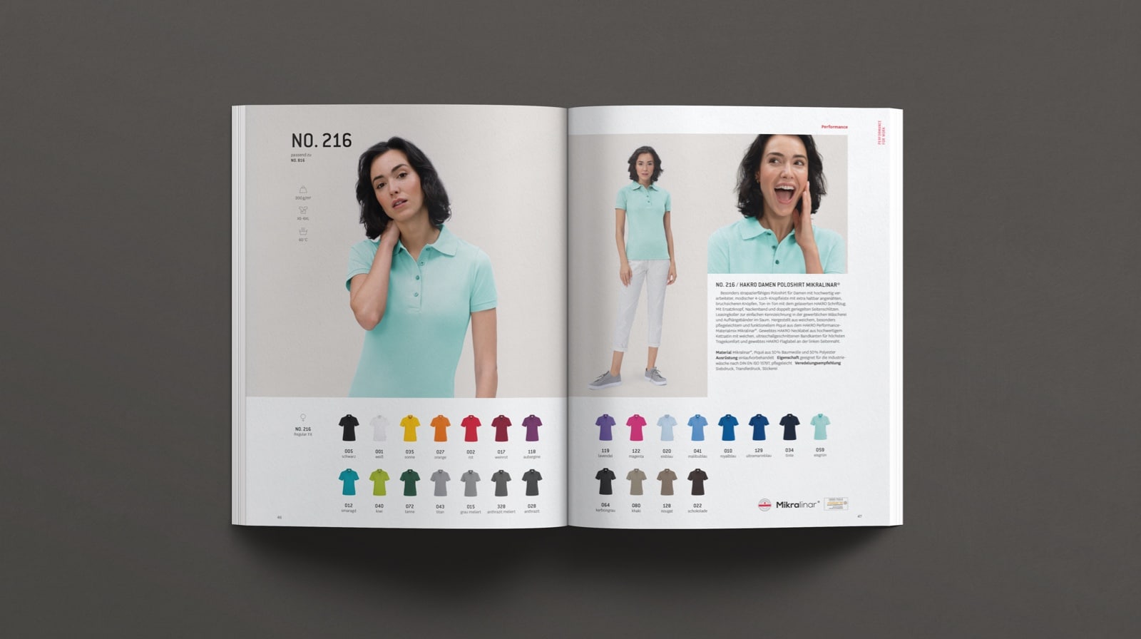 Geöffneter Hakro Katalog, welches ein T-Shirt in der Farbe Türkis zeigt