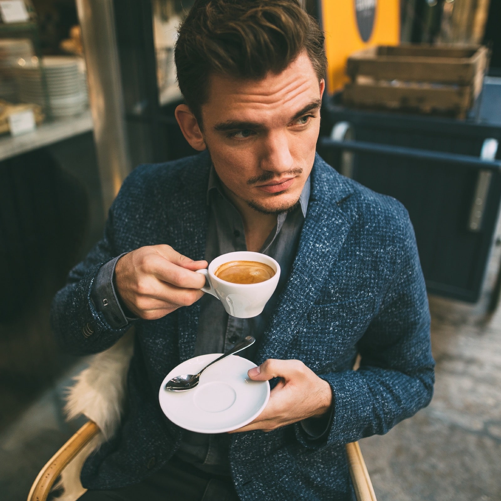 Ein gut gekleidet Mann trinkt Kaffee für den Relaunch des digitalen Markenauftritt Olymp