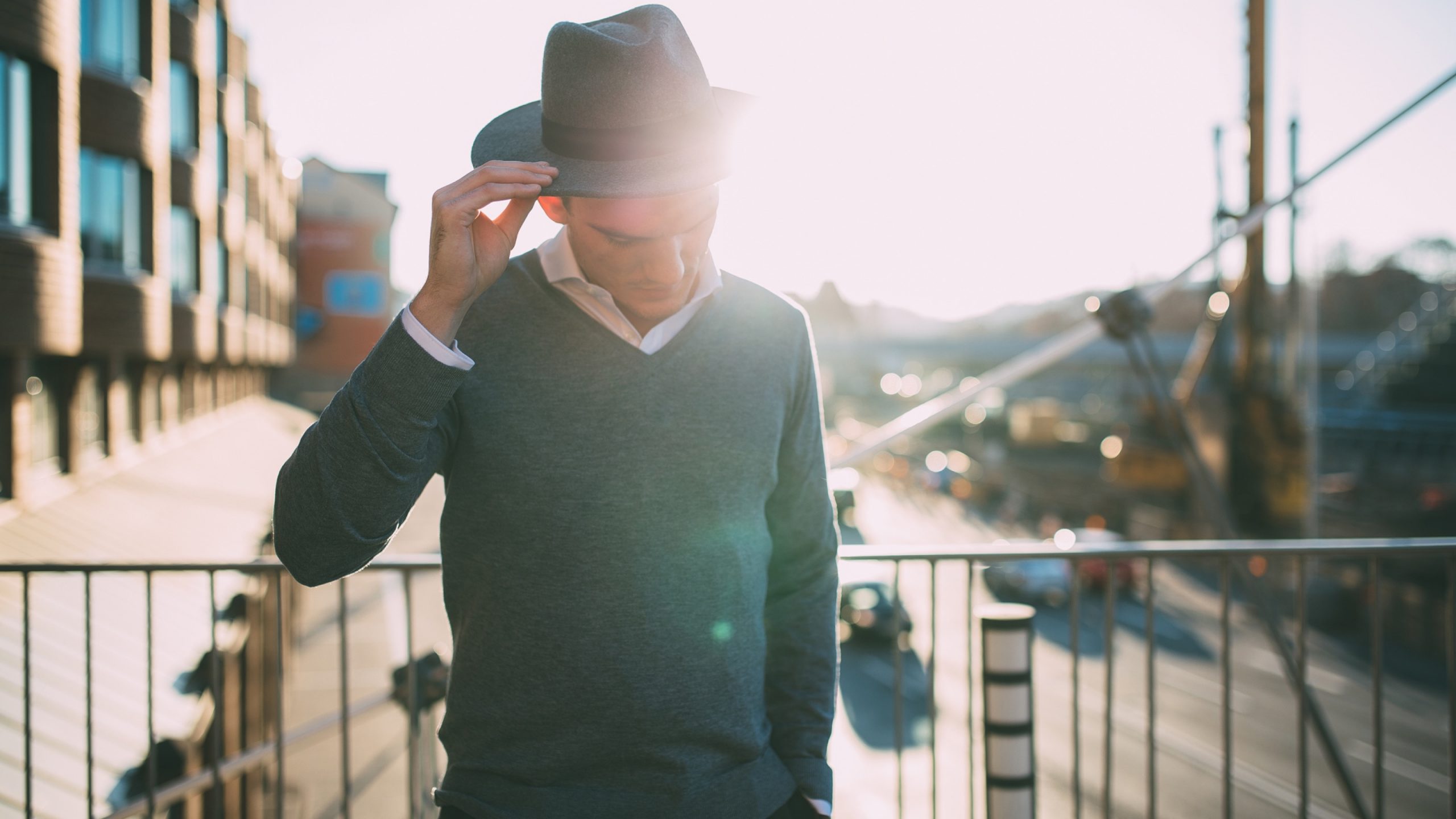 Ein gut gekleideter Mann mit Hut steht auf einer Brücke für den Relaunch des digitalen Markenauftritts des Unternehmens Olymp