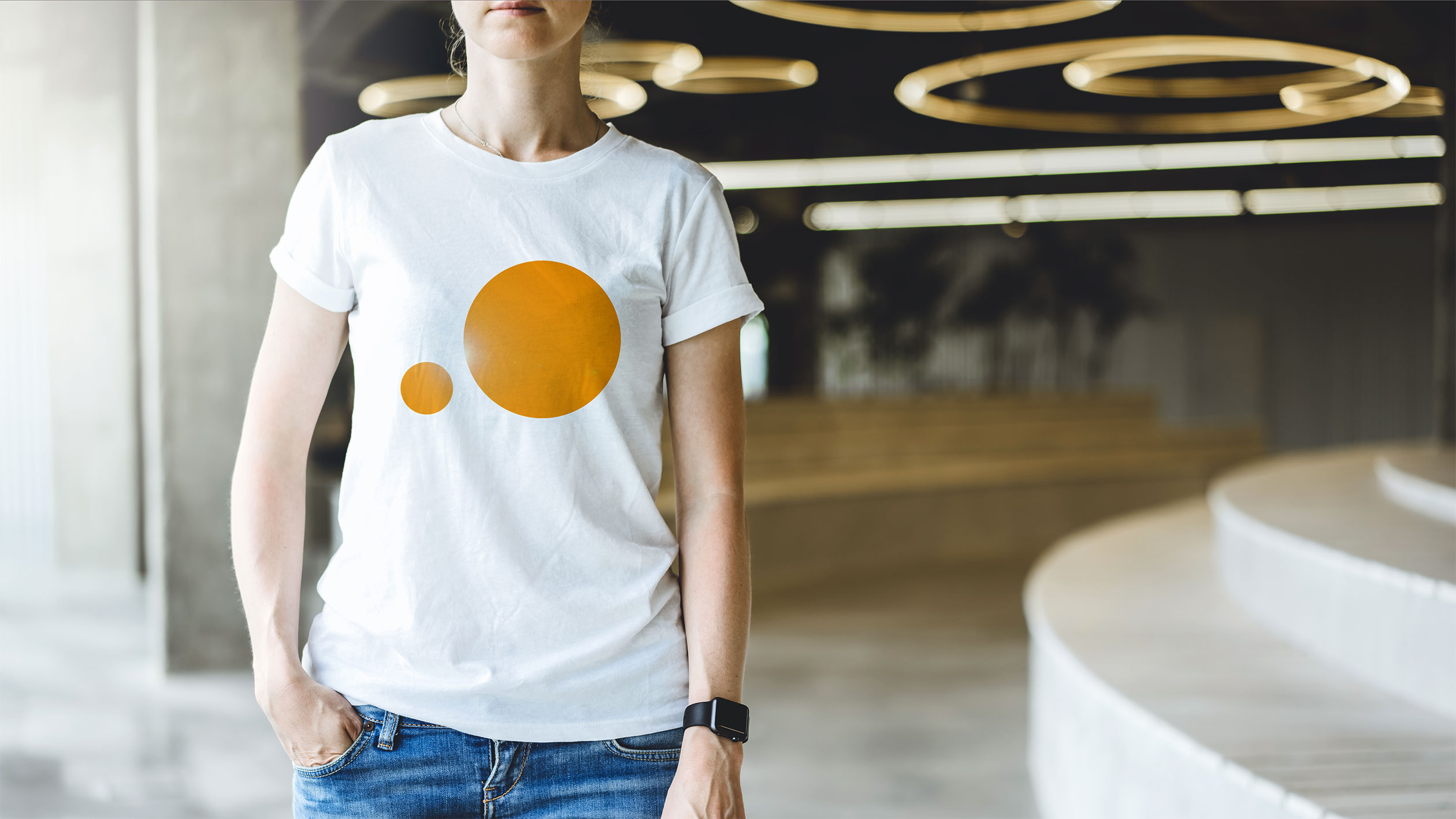 Eine Frau trägt ein Shirt mit dem neuen Steinel Logo des Markenrelaunchs